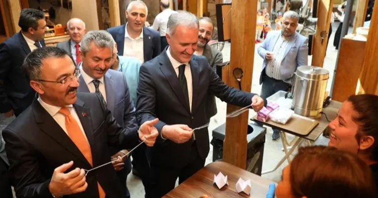 gecmisten-gunumuze-oyuncak-sergisi-inegol-kent-muzesinde-acildi-7yNtmDfF.webp