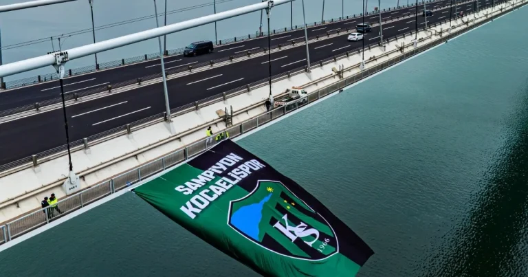 kocaelispor-bayragi-osmangazi-koprusune-asildi-QpbKC5N3.webp