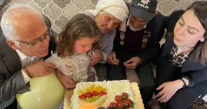 95-yasindaki-kore-gazisine-dogum-gunu-surprizi-mM74YV3w.webp