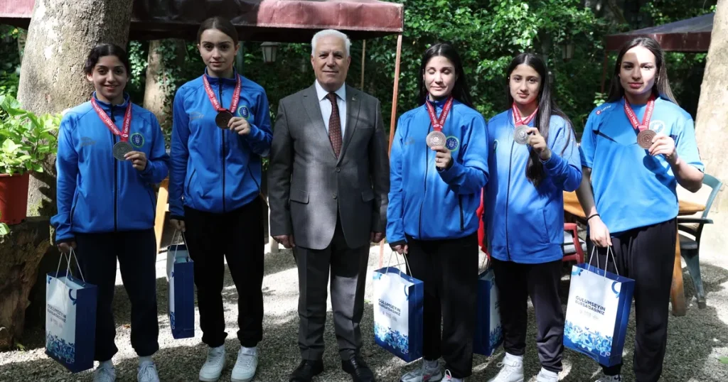 baskan-bozbey-bursanin-gururlariyla-bulustu-UaklNenT.webp