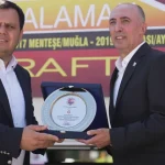 bremenden-uzanan-dost-eli-dalamana-ulasti-QQL241RE.webp