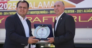 bremenden-uzanan-dost-eli-dalamana-ulasti-QQL241RE.webp
