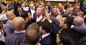 bursa-buyuksehir-meclisinde-gerginlik-baskan-bozbeyden-saldiriya-kinama-SrcKxSB2.webp