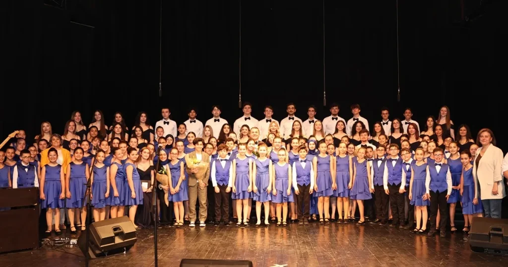 bursa-nilufer-cocuk-ve-genclik-korolari-yil-sonu-konserinde-buyuledi-C2Hl57Bv.webp