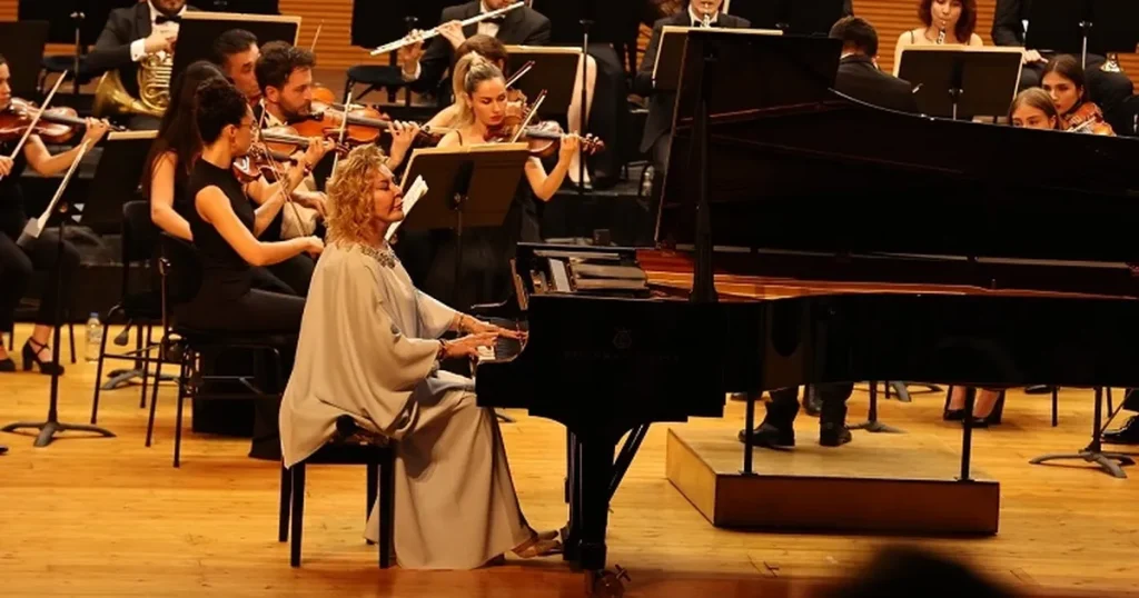 bursa-nilufer-senfoni-orkestrasi-ilk-konserinde-gulsin-onayi-agirladi-KXKFODM4.webp