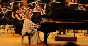 bursa-nilufer-senfoni-orkestrasi-ilk-konserinde-gulsin-onayi-agirladi-KXKFODM4.webp