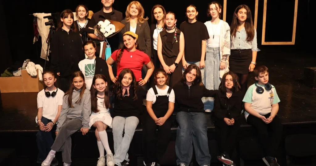 bursada-niluferli-drama-ogrencilerinden-renkli-final-GjB9c4lb.webp
