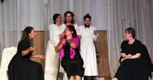bursada-osmangazili-kadinlar-kozalar-oyunu-ile-izleyici-karsisinda-4NkY6c59.webp