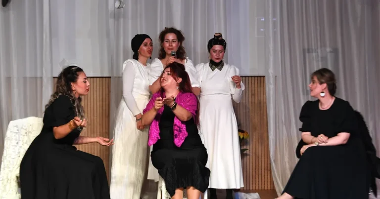 bursada-osmangazili-kadinlar-kozalar-oyunu-ile-izleyici-karsisinda-4NkY6c59.webp