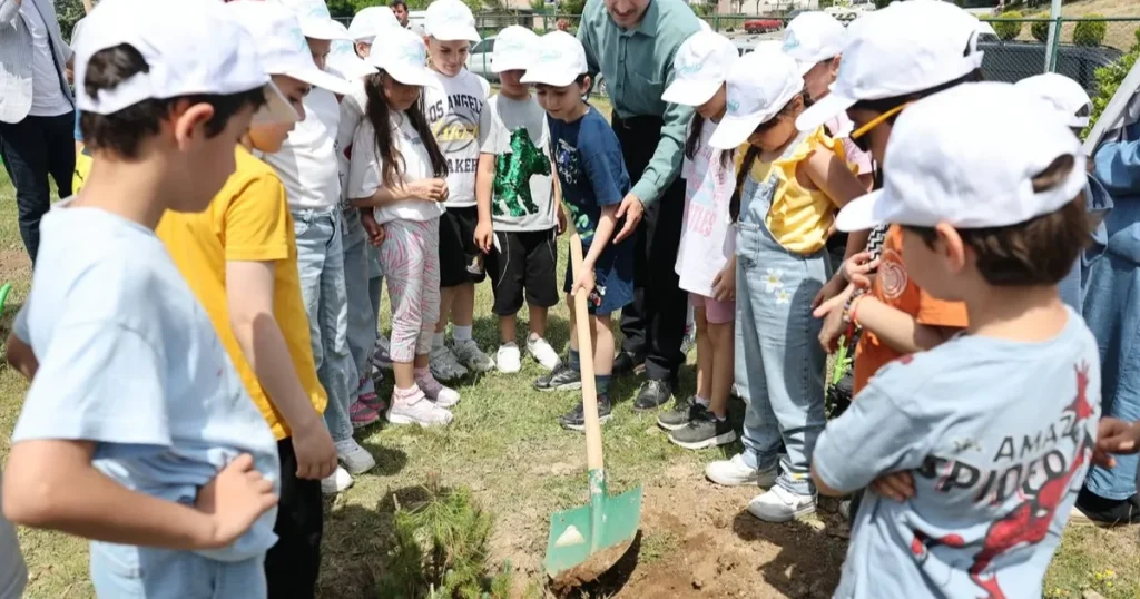 cayirovali-ogrenciler-birlikte-fidan-dikti-xncFZNnZ.webp