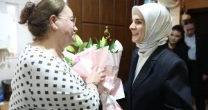 devlet-korumasindaki-cocuklarin-gonullu-annesine-bakan-goktastan-ziyaret-v6ruIVBU.webp