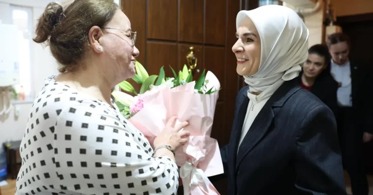 devlet-korumasindaki-cocuklarin-gonullu-annesine-bakan-goktastan-ziyaret-v6ruIVBU.webp