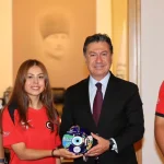 dunya-rekoru-kiran-okculardan-baskan-arasa-ziyaret-lJ64EOr3.webp