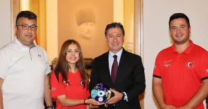 dunya-rekoru-kiran-okculardan-baskan-arasa-ziyaret-lJ64EOr3.webp