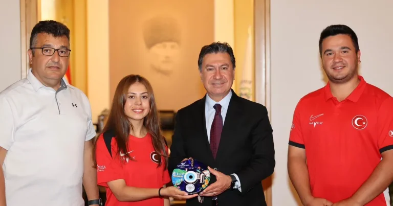 dunya-rekoru-kiran-okculardan-baskan-arasa-ziyaret-lJ64EOr3.webp