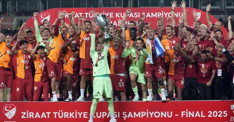 galatasaray-kupayi-coskuyla-kaldirdi-4unx1REY.webp