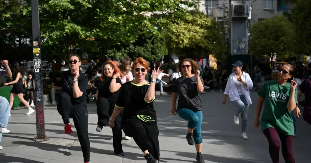 genclik-coskusu-bornova-sokaklarinda-yukseliyor-U1FBzihh.webp