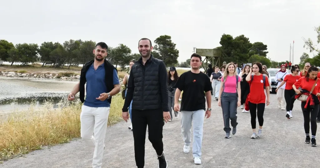 izmir-ciglide-genclik-ataturk-icin-yurudu-DuCyEszF.webp