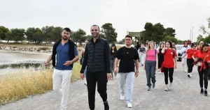 izmir-ciglide-genclik-ataturk-icin-yurudu-DuCyEszF.webp