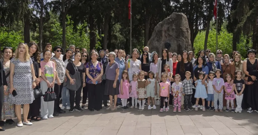 izmirli-annelere-en-ozel-kutlama-svlRpfQS.webp