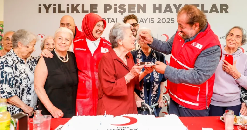 kizilaydan-anneler-gunune-ozel-kutlama-4FJaItUG.webp