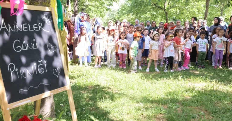 kocaeli-cayirova-cocuk-kuluplerinde-annelere-ozel-etkinlik-L5hqW1rI.webp