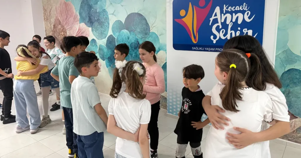kocaelide-anne-sehir-ile-adim-adim-hayata-tOqYeQyp.webp