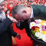 kocaelide-baskan-buyukakindan-annesine-cicekli-kutlama-FDISzhnJ.webp