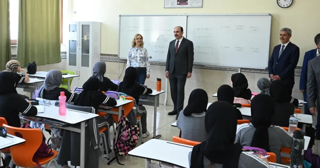 konyada-baskan-altay-ogrencilerle-bulustu-9nmbTD2e.webp
