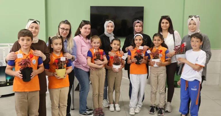 konyada-cocuklar-cicekleri-annelerine-hediye-etti-B23Z3tCg.webp