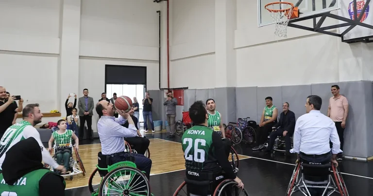 konyada-tekerlekli-sandalyede-pota-heyecani-CuAdqxpR.webp