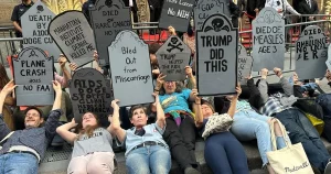 manhattanda-milyarder-galasina-protesto-soku-xpWlyh8V.webp
