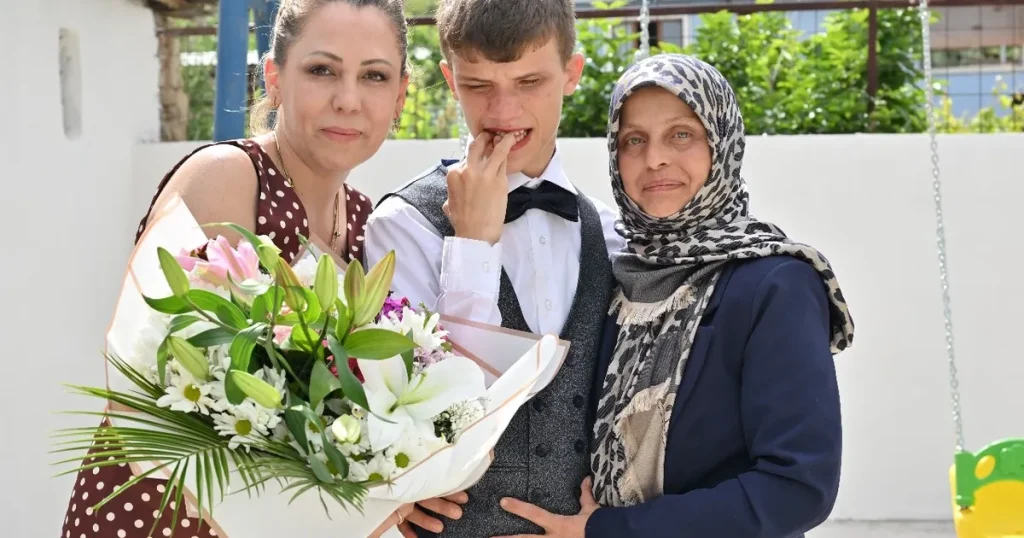 manisada-anneler-gununde-mutlu-eden-destek-uHt6m5AM.webp