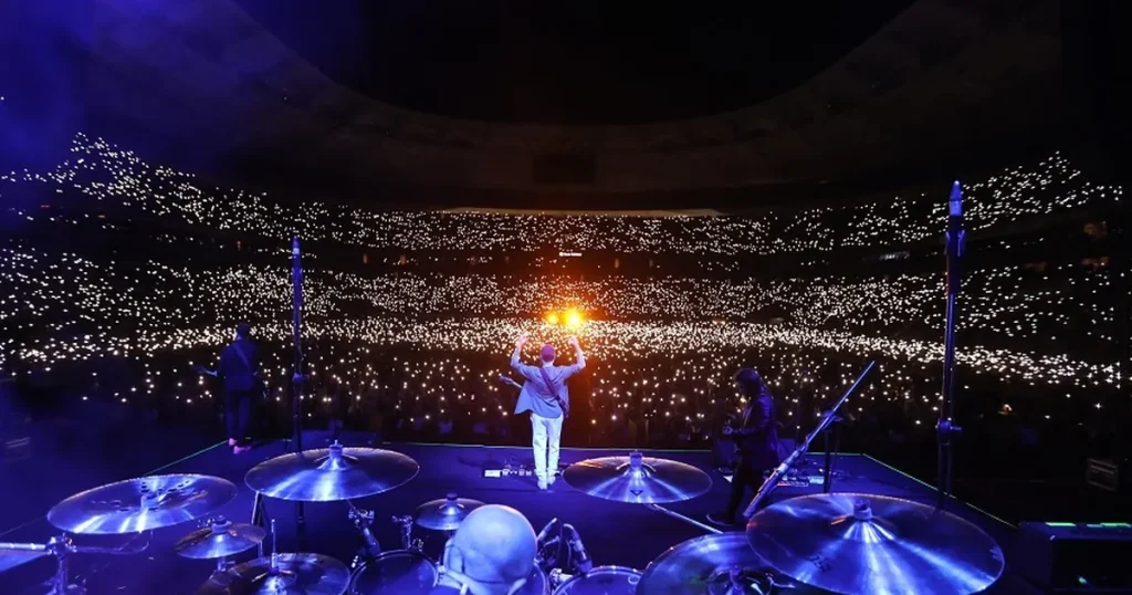 mor-ve-otesinden-izmirde-dev-konser-dunya-capinda-bir-stadyum-konseri-glaPl8iL.webp