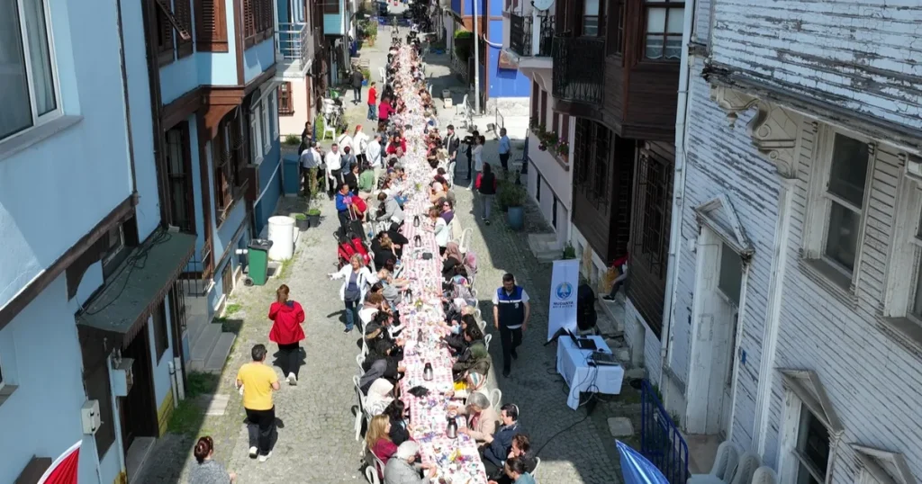 mudanyada-annelere-ozel-sevgi-sofrasi-31HpJNtr.webp