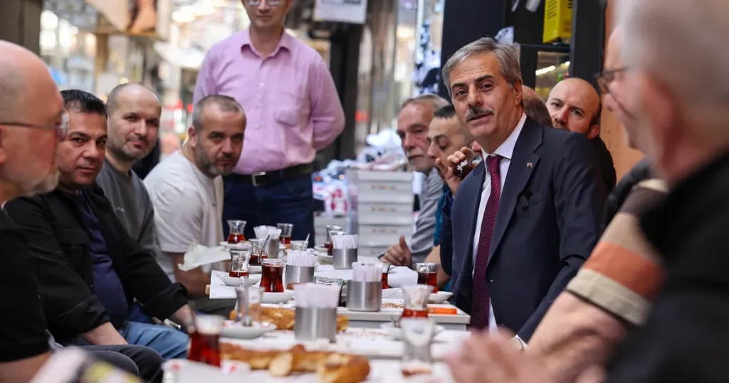 sakarya-uzuncarsida-baskan-alemdar-kunduraci-esnafiyla-bulustu-FQQV1VtX.webp