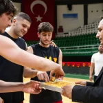 sari-kirmizili-ekip-sampiyonluk-macina-bornovada-cikiyor-tRBprisf.webp