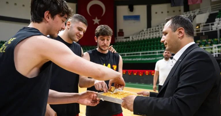 sari-kirmizili-ekip-sampiyonluk-macina-bornovada-cikiyor-tRBprisf.webp