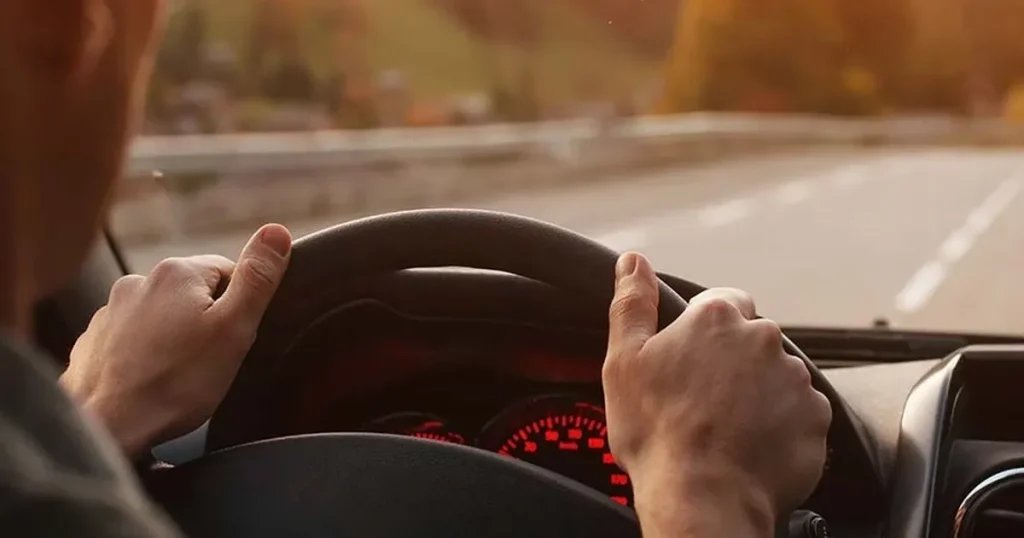 trafikte-guvenli-surus-icin-uc-altin-kural-dikkat-daginikligi-felakete-yol-aciyor-LmDggS6D.webp