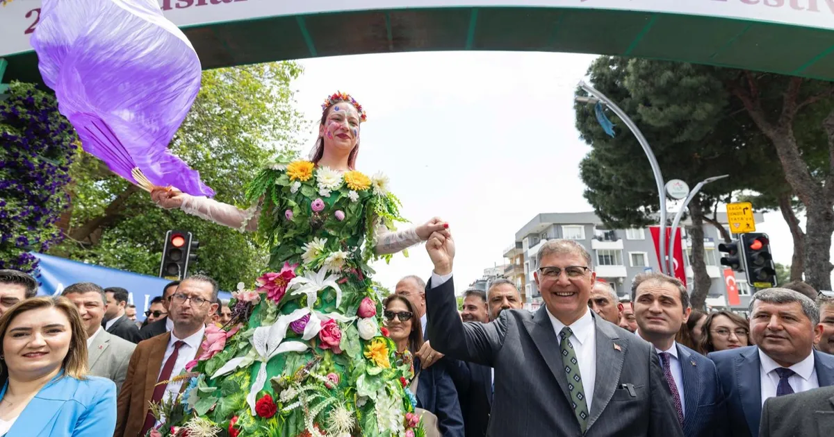 uluslararasi-bayindir-cicek-festivaline-coskulu-start-9hPReCUP.webp