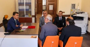 vali-aygol-acik-kapida-bileciklilerle-bulustu-RTJ92cAE.webp