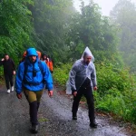 yagmur-esliginde-cennet-tabiati-kesfettiler-FE9a25dE.webp